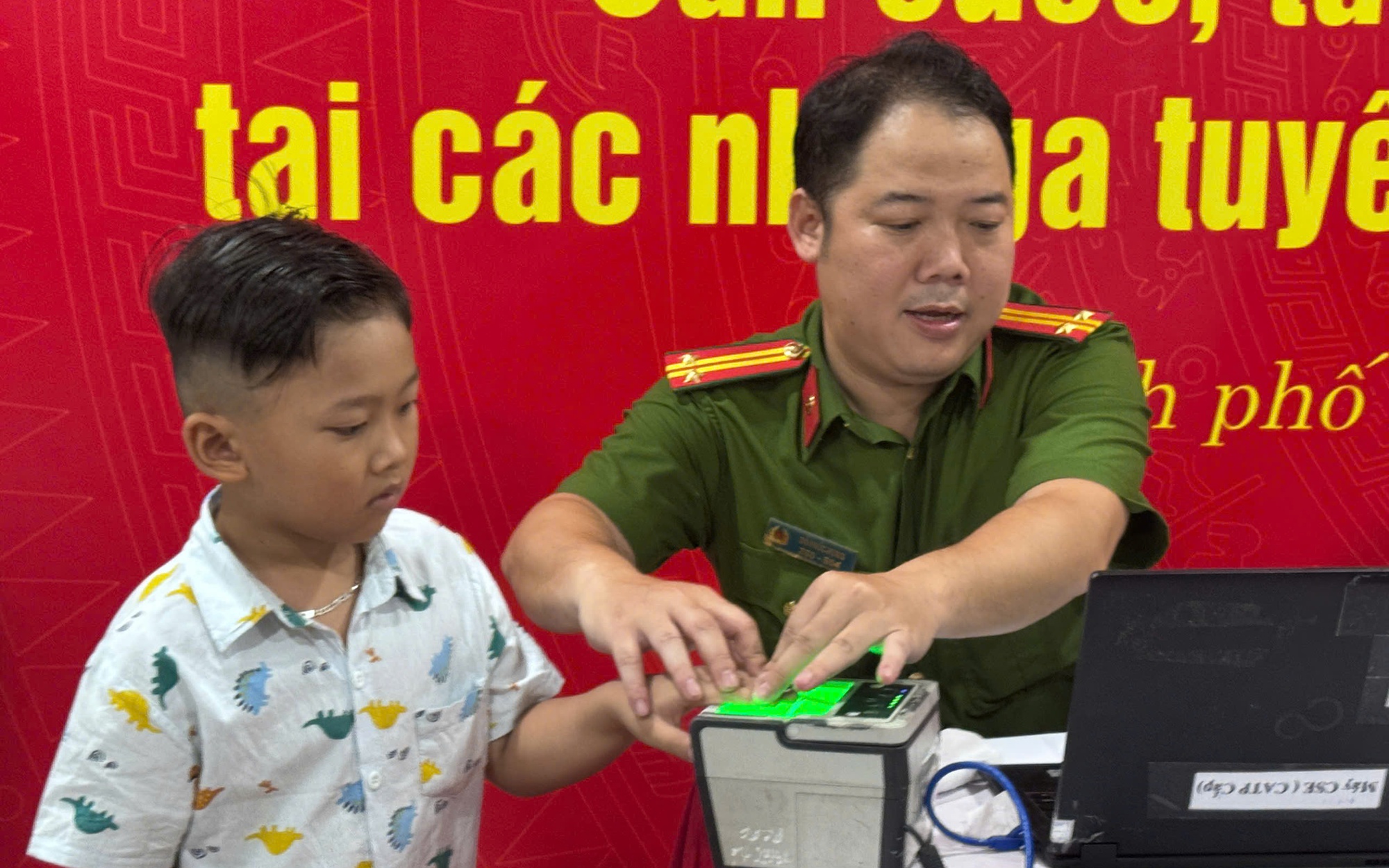 TP.HCM: C&ocirc;ng an cấp căn cước, t&agrave;i khoản định danh tại nh&agrave; ga metro Bến Th&agrave;nh
