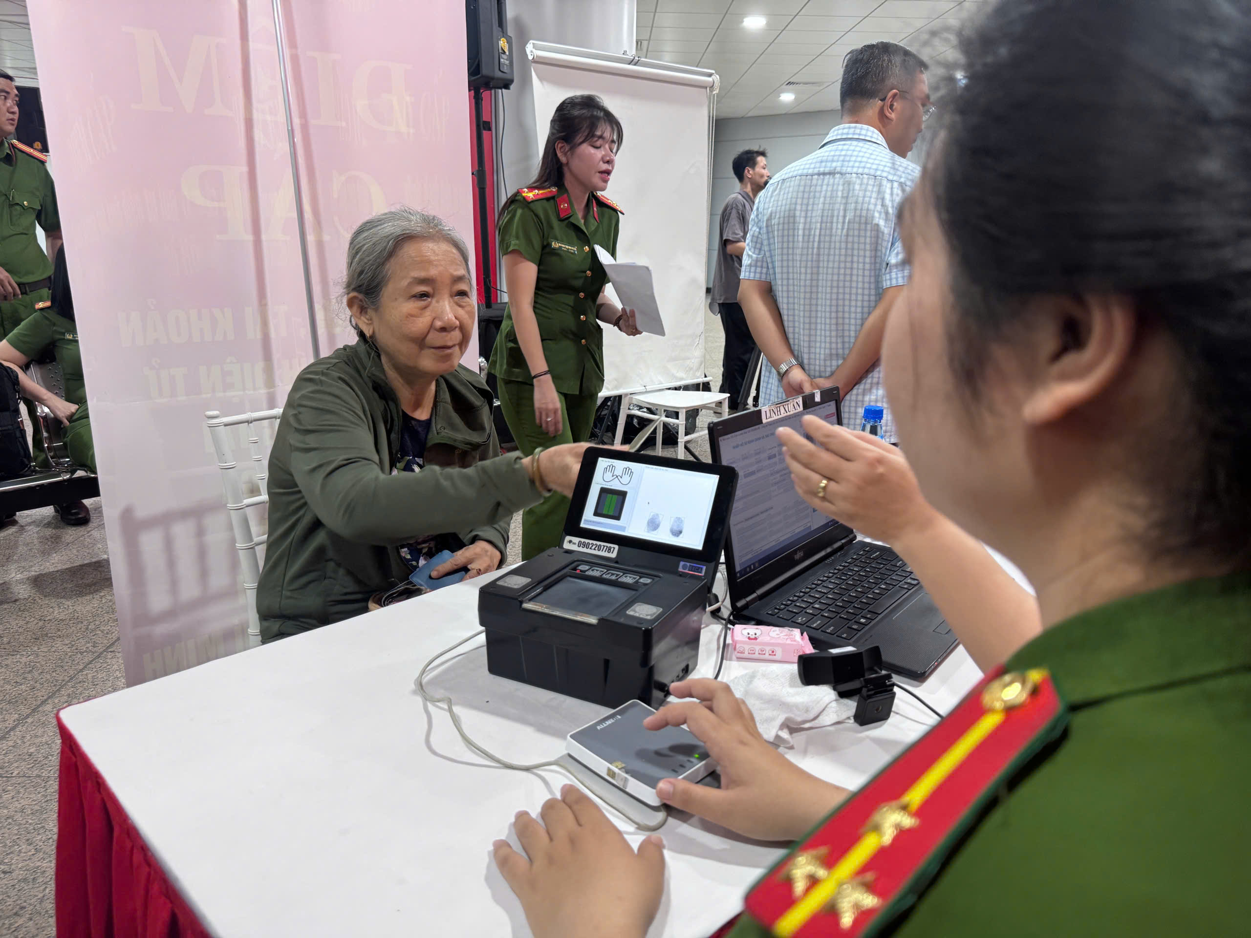 TP.HCM: C&ocirc;ng an cấp căn cước, t&agrave;i khoản định danh tại nh&agrave; ga metro Bến Th&agrave;nh- Ảnh 3.