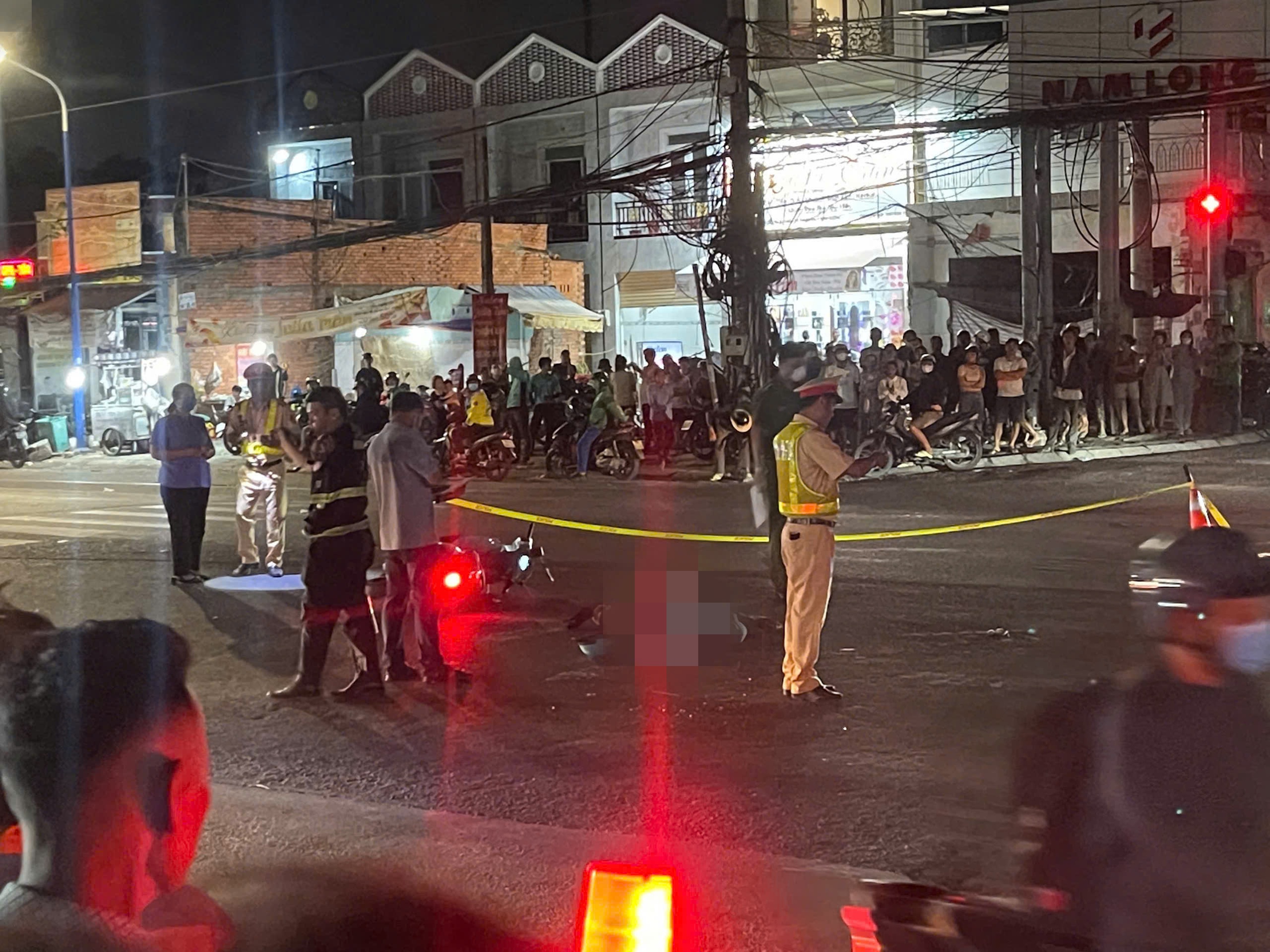 Nữ t&agrave;i xế xe &ocirc;m c&ocirc;ng nghệ tử vong sau va chạm với &ocirc; t&ocirc; tải ở B&igrave;nh Dương- Ảnh 1.