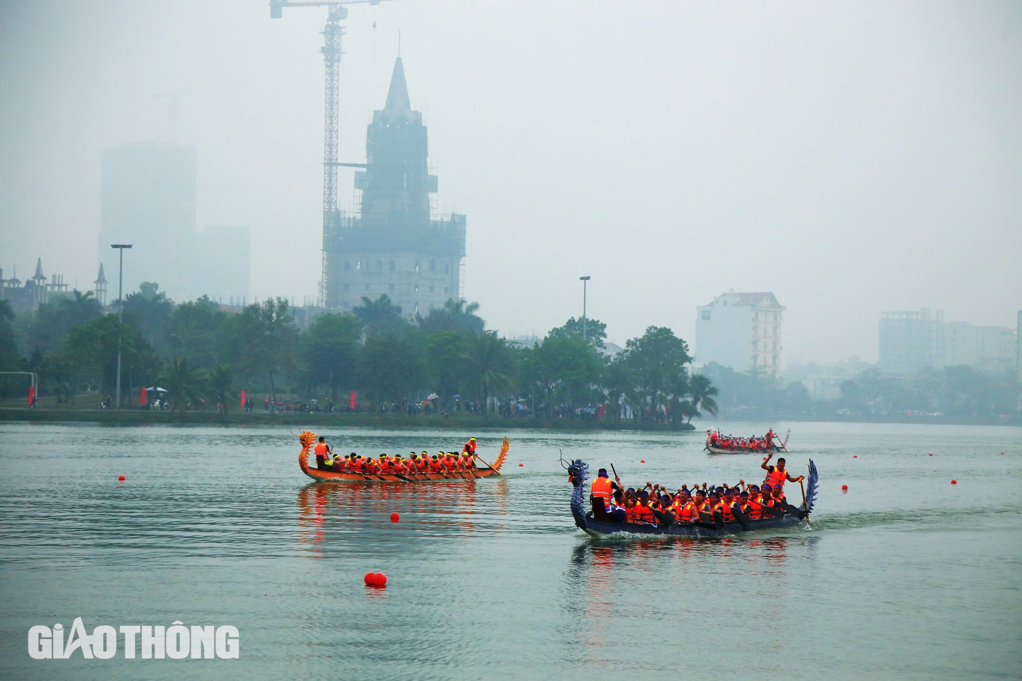 Người d&acirc;n đội mưa xem bơi chải tại lễ hội Đền H&ugrave;ng- Ảnh 4.