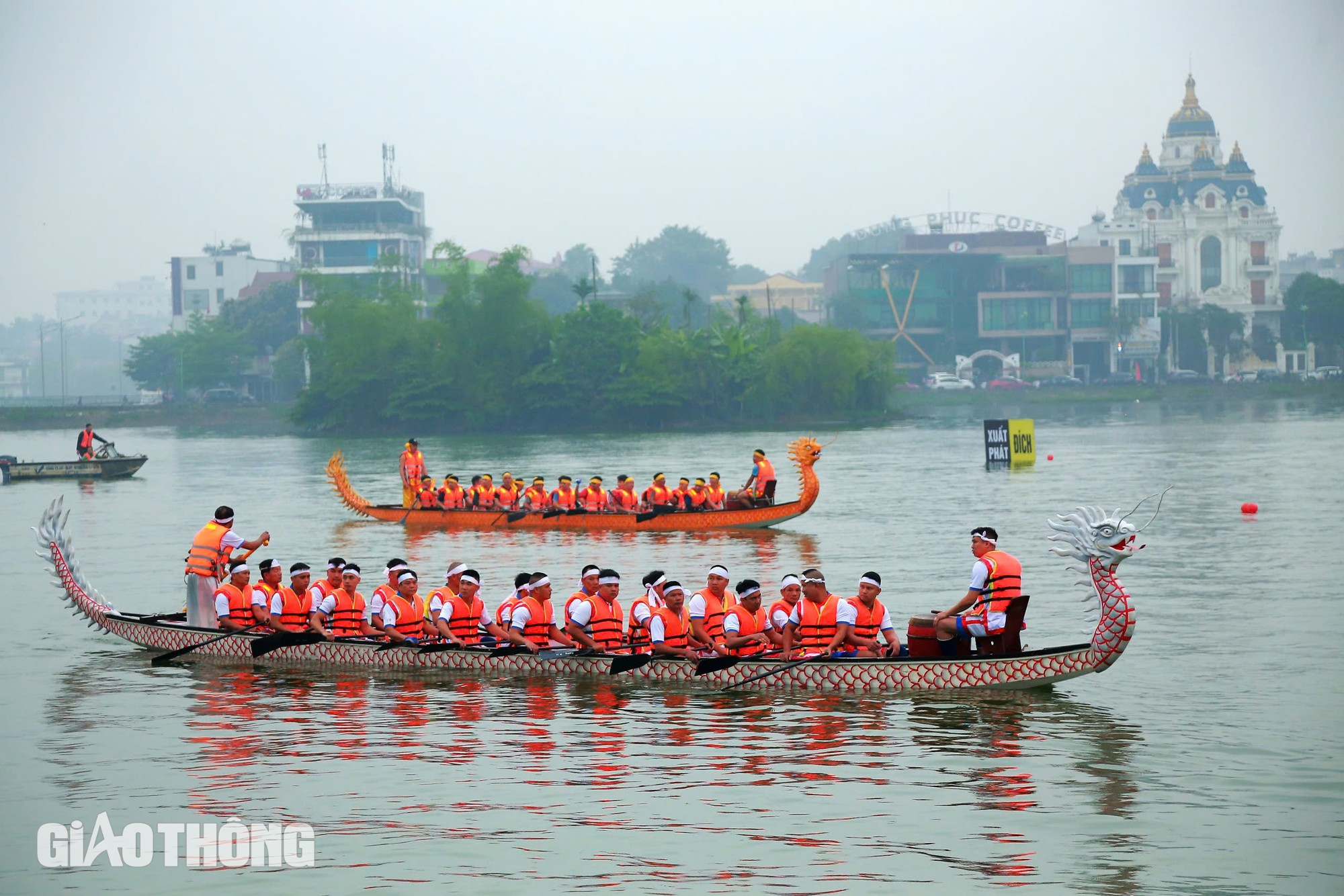 Người d&acirc;n đội mưa xem bơi chải tại lễ hội Đền H&ugrave;ng- Ảnh 5.