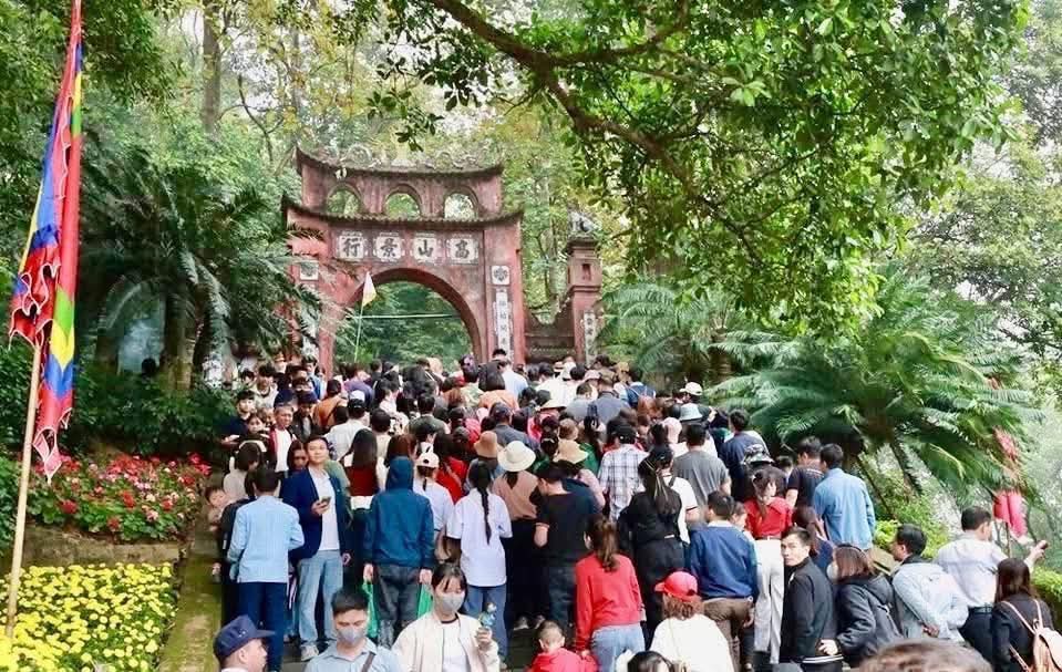 Biển người đội mưa đổ về Đền H&ugrave;ng trước ng&agrave;y Giỗ Tổ H&ugrave;ng Vương- Ảnh 8.