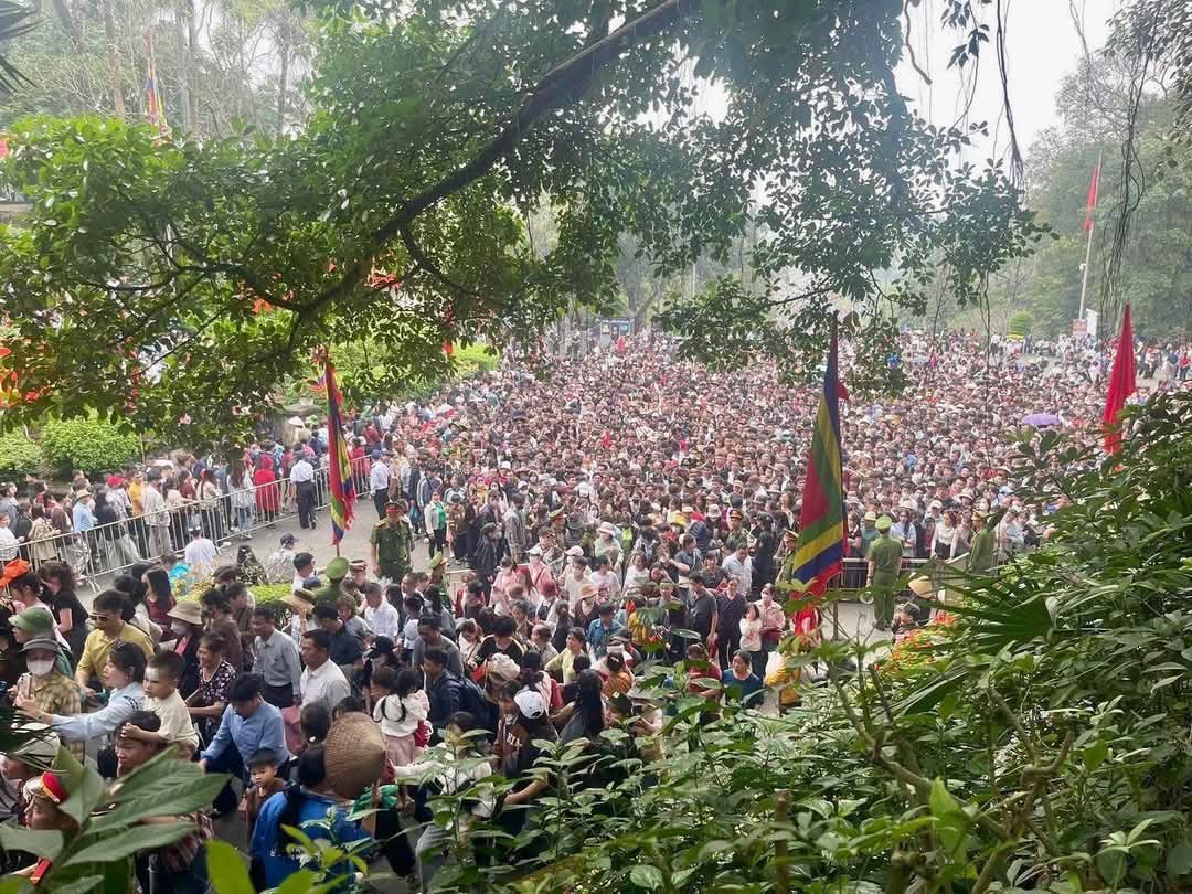 Biển người đội mưa đổ về Đền H&ugrave;ng trước ng&agrave;y Giỗ Tổ H&ugrave;ng Vương- Ảnh 2.