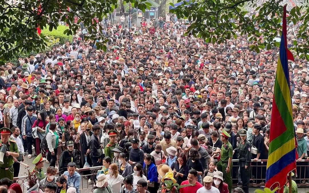 Biển người đội mưa đổ về Đền H&ugrave;ng trước ng&agrave;y Giỗ Tổ H&ugrave;ng Vương