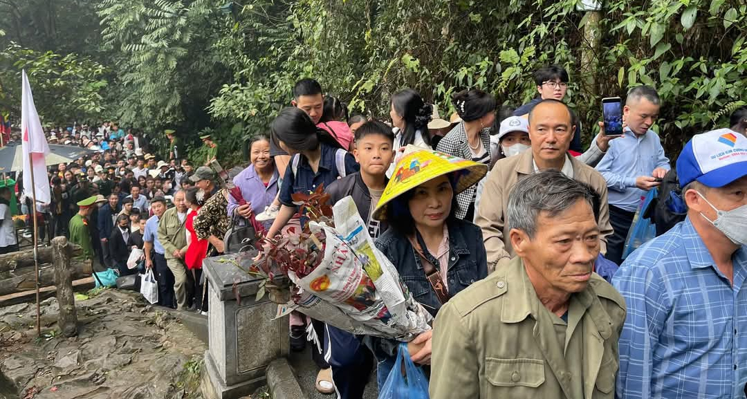 Biển người đội mưa đổ về Đền H&ugrave;ng trước ng&agrave;y Giỗ Tổ H&ugrave;ng Vương- Ảnh 3.