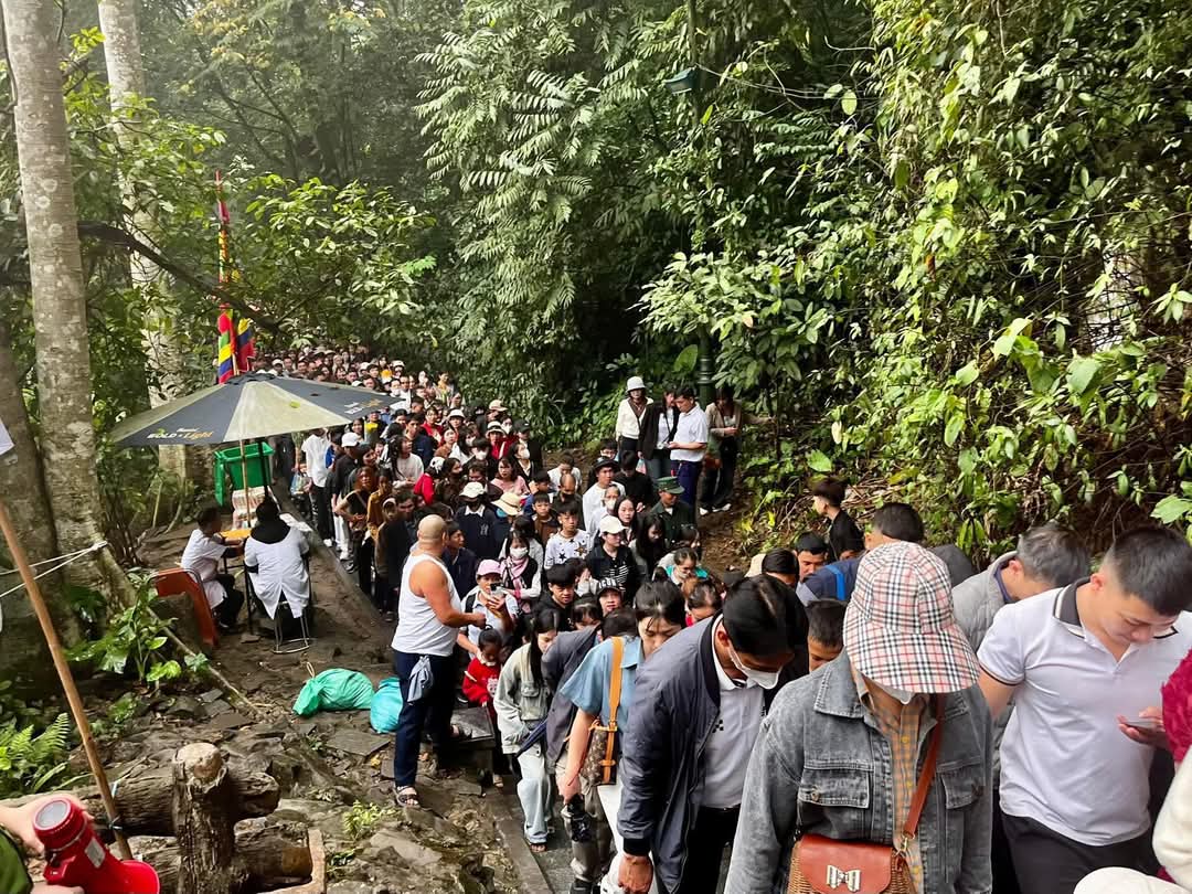 Biển người đội mưa đổ về Đền H&ugrave;ng trước ng&agrave;y Giỗ Tổ H&ugrave;ng Vương- Ảnh 4.