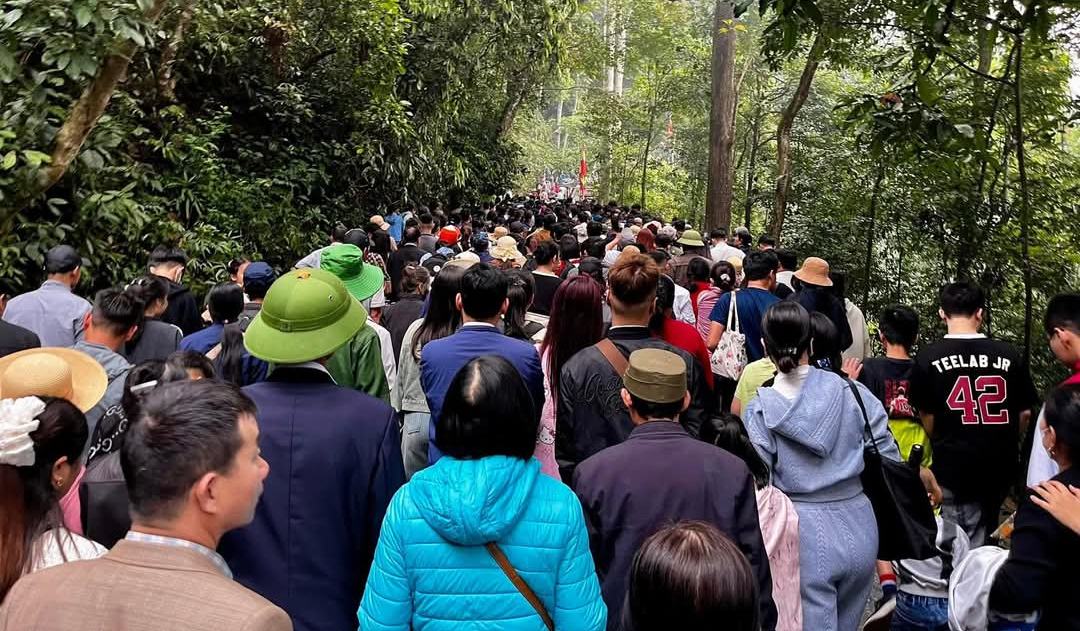 Biển người đội mưa đổ về Đền H&ugrave;ng trước ng&agrave;y Giỗ Tổ H&ugrave;ng Vương- Ảnh 6.