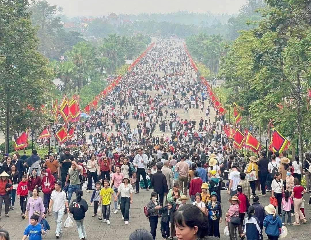 Biển người đội mưa đổ về Đền H&ugrave;ng trước ng&agrave;y Giỗ Tổ H&ugrave;ng Vương- Ảnh 7.