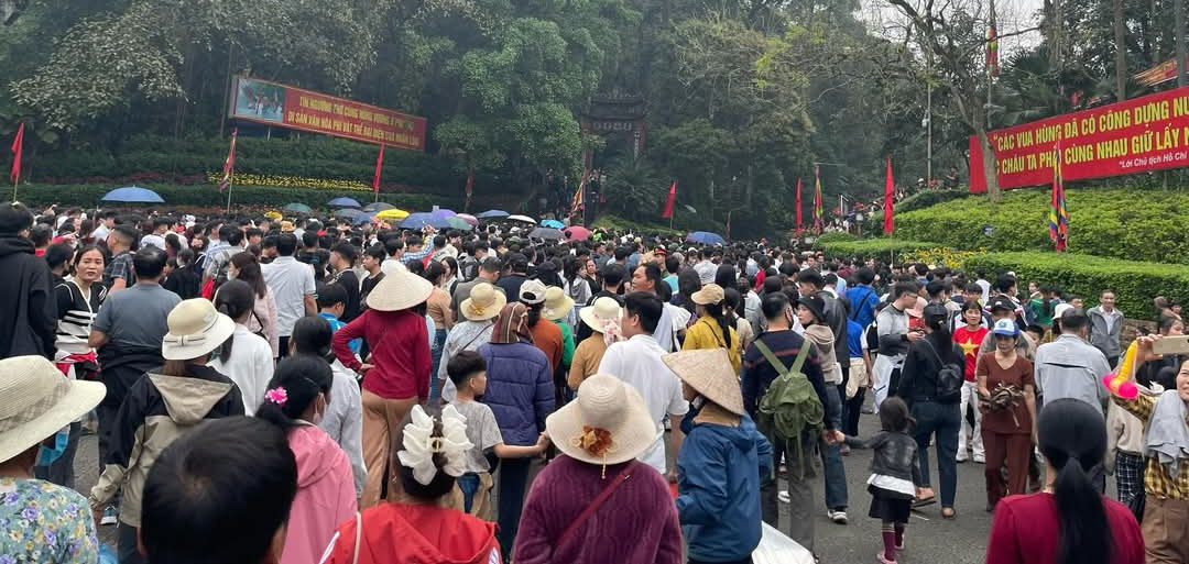 Biển người đội mưa đổ về Đền H&ugrave;ng trước ng&agrave;y Giỗ Tổ H&ugrave;ng Vương- Ảnh 5.