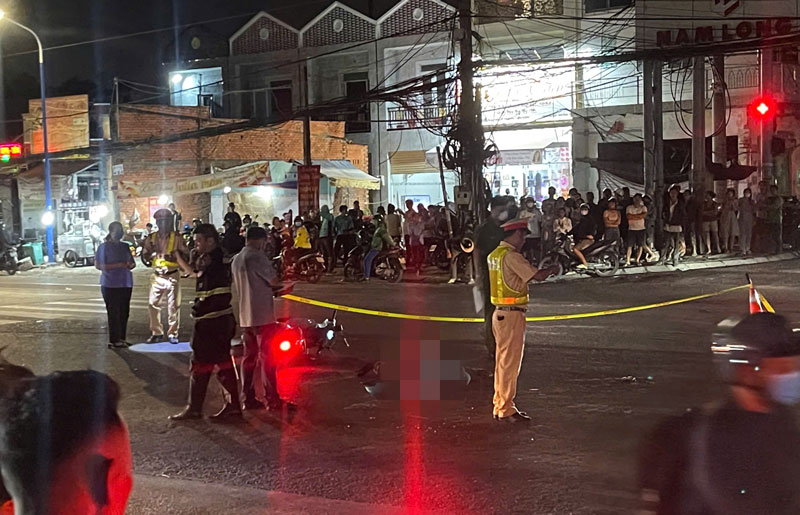 Lực lượng chức năng xử l&yacute; hiện trường vụ tai nạn.