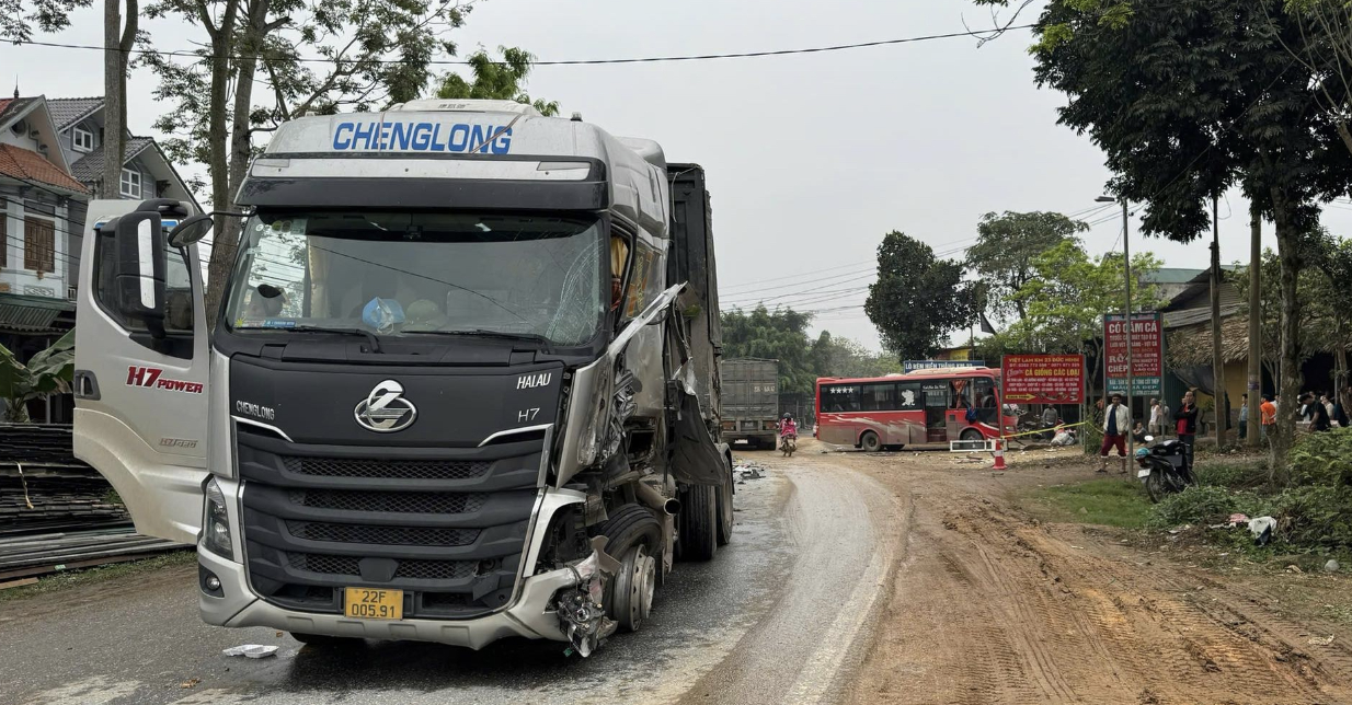 Xe kh&aacute;ch đấu đầu xe đầu k&eacute;o ở Tuy&ecirc;n Quang: Lai lịch chiếc xe gặp nạn thế n&agrave;o?- Ảnh 1.