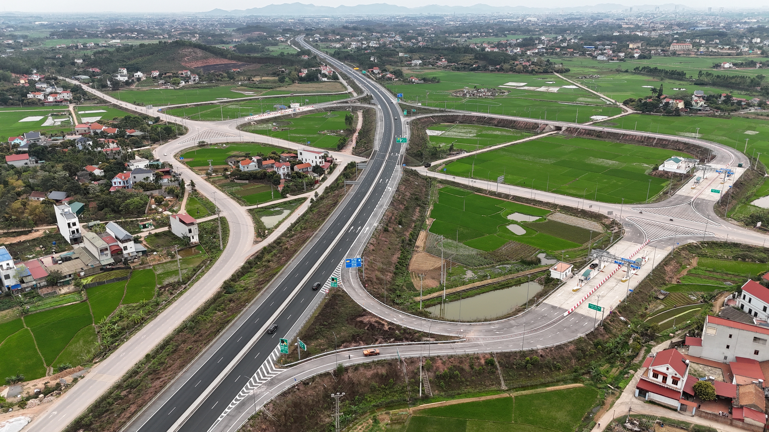 Ngày đầu khai thác, nút giao Vôi trên cao tốc Bắc Giang - Lạng Sơn vắng lạ thường- Ảnh 13. Ngày đầu khai thác, nút giao Vôi trên cao tốc Bắc Giang - Lạng Sơn vắng lạ thường- Ảnh 13.