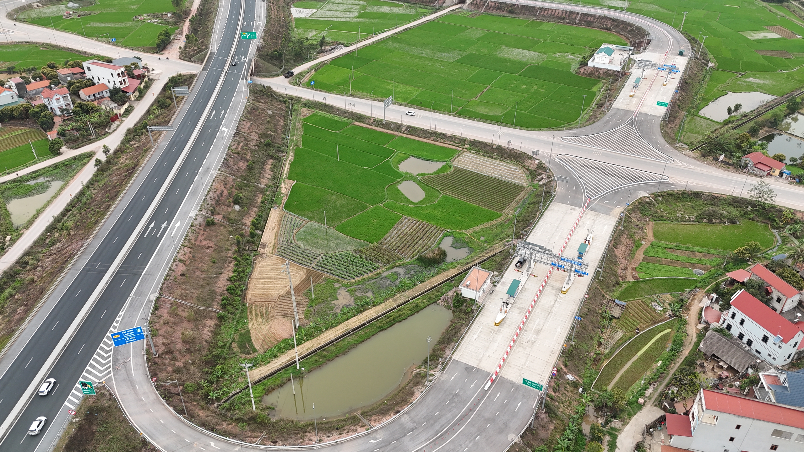 Ngày đầu khai thác, nút giao Vôi trên cao tốc Bắc Giang - Lạng Sơn vắng lạ thường- Ảnh 12. Ngày đầu khai thác, nút giao Vôi trên cao tốc Bắc Giang - Lạng Sơn vắng lạ thường- Ảnh 12.