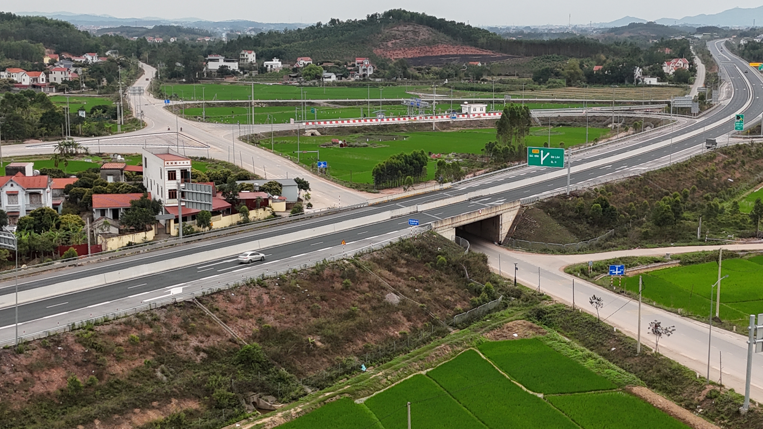 Ngày đầu khai thác, nút giao Vôi trên cao tốc Bắc Giang - Lạng Sơn vắng lạ thường- Ảnh 15. Ngày đầu khai thác, nút giao Vôi trên cao tốc Bắc Giang - Lạng Sơn vắng lạ thường- Ảnh 15.