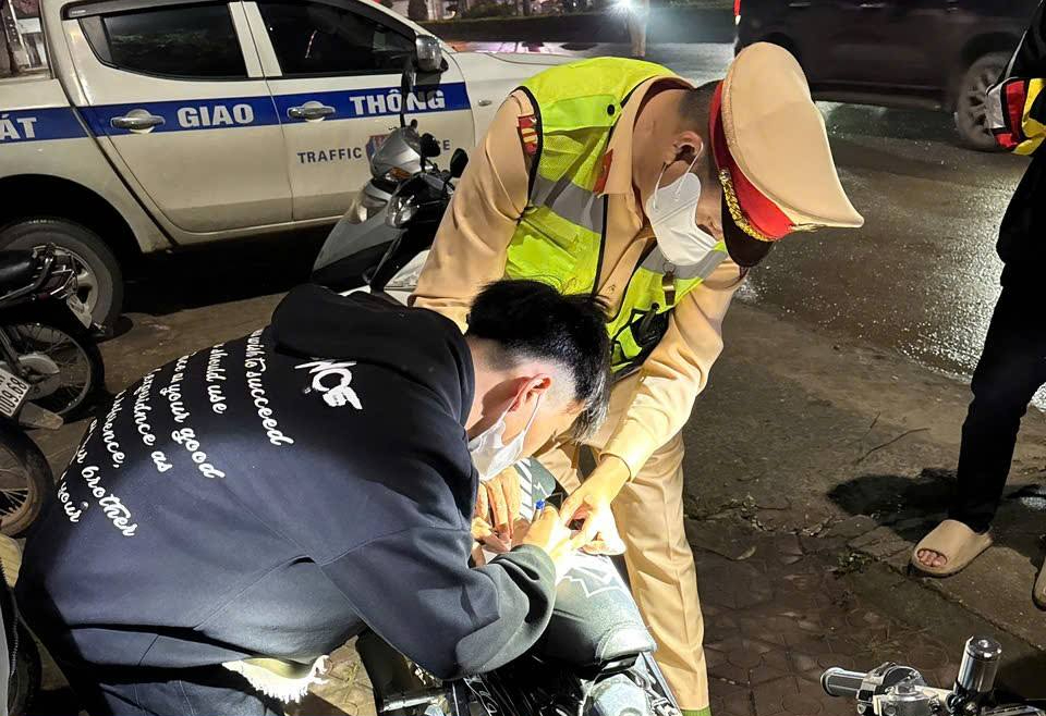 Ng&agrave;y đầu nghỉ lễ, c&ocirc;ng an Nghệ An xử l&yacute; 91 trường hợp vi phạm nồng độ cồn, ma t&uacute;y- Ảnh 1.