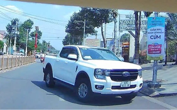 Xe đầu kéo mất lái tông ô tô và xe máy, một người tử vong- Ảnh 2. Phạt nữ tài xế lái xe bán tải chạy ngược chiều