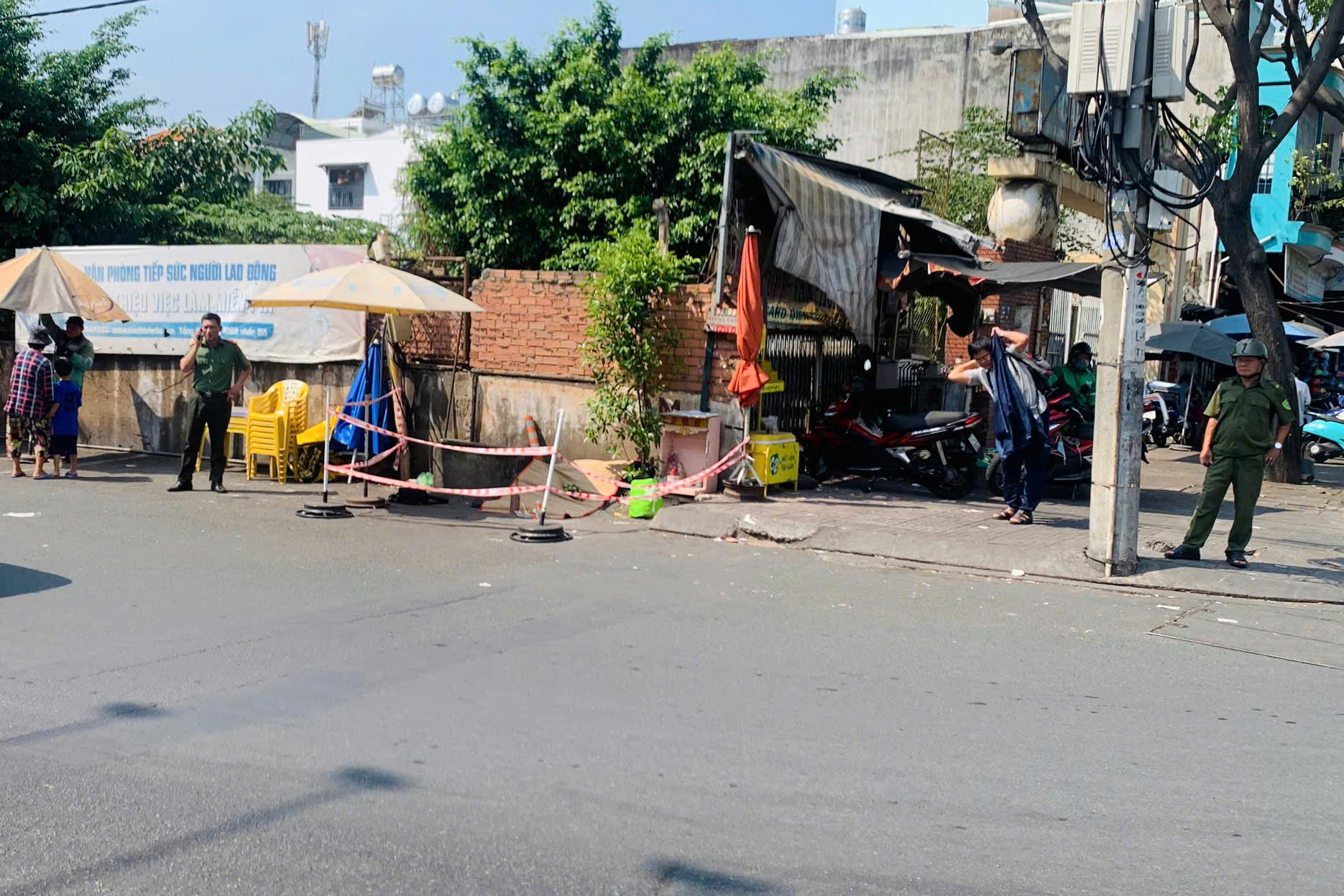 Người đ&agrave;n &ocirc;ng c&oacute; h&igrave;nh xăm rồng tr&ecirc;n ngực tử vong trước cổng bến xe Miền T&acirc;y- Ảnh 1.