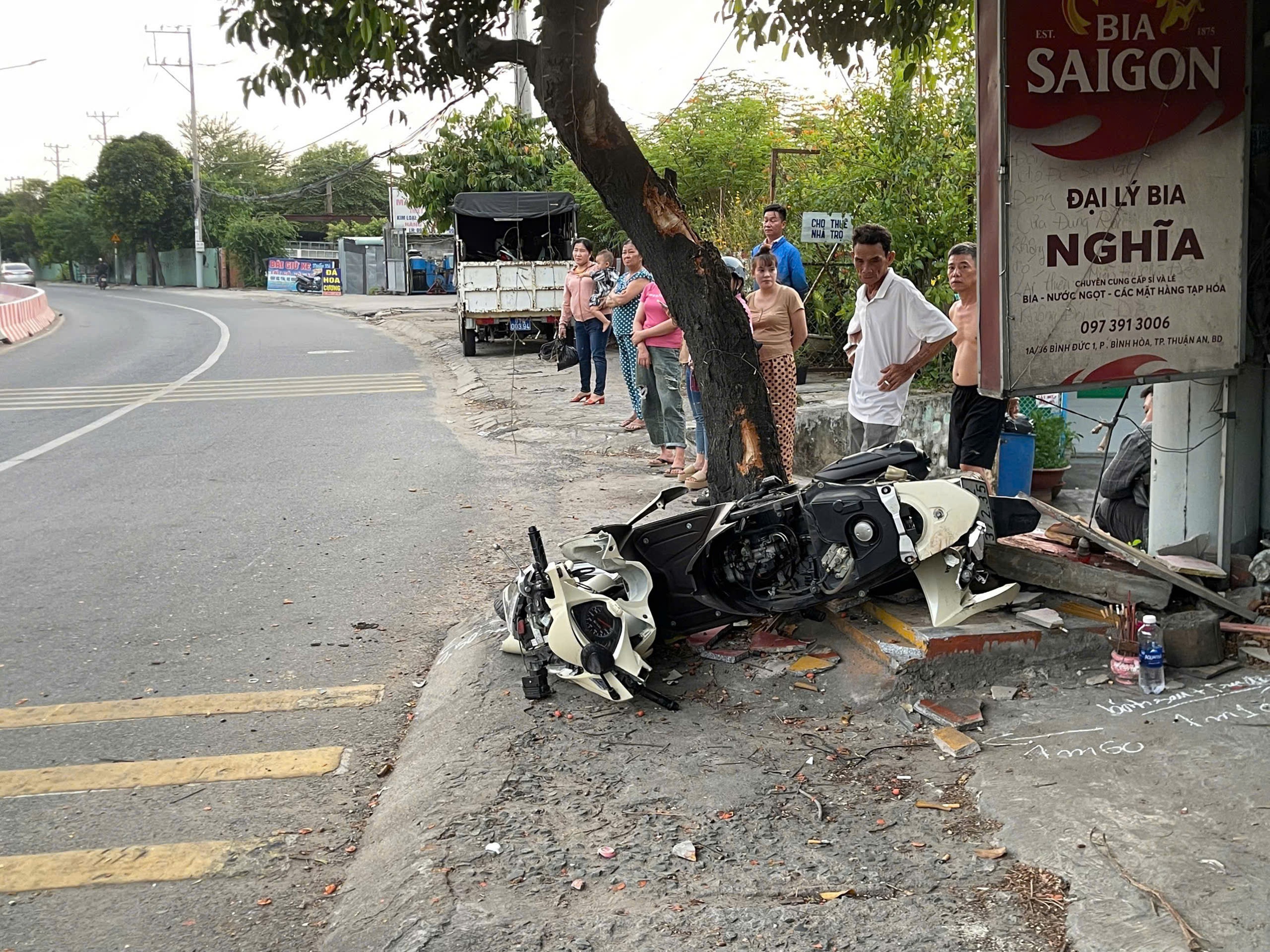 Xe máy leo vỉa hè tông cây xanh, một người tử vong- Ảnh 1. Xe máy leo vỉa hè tông cây xanh, một người tử vong- Ảnh 1.