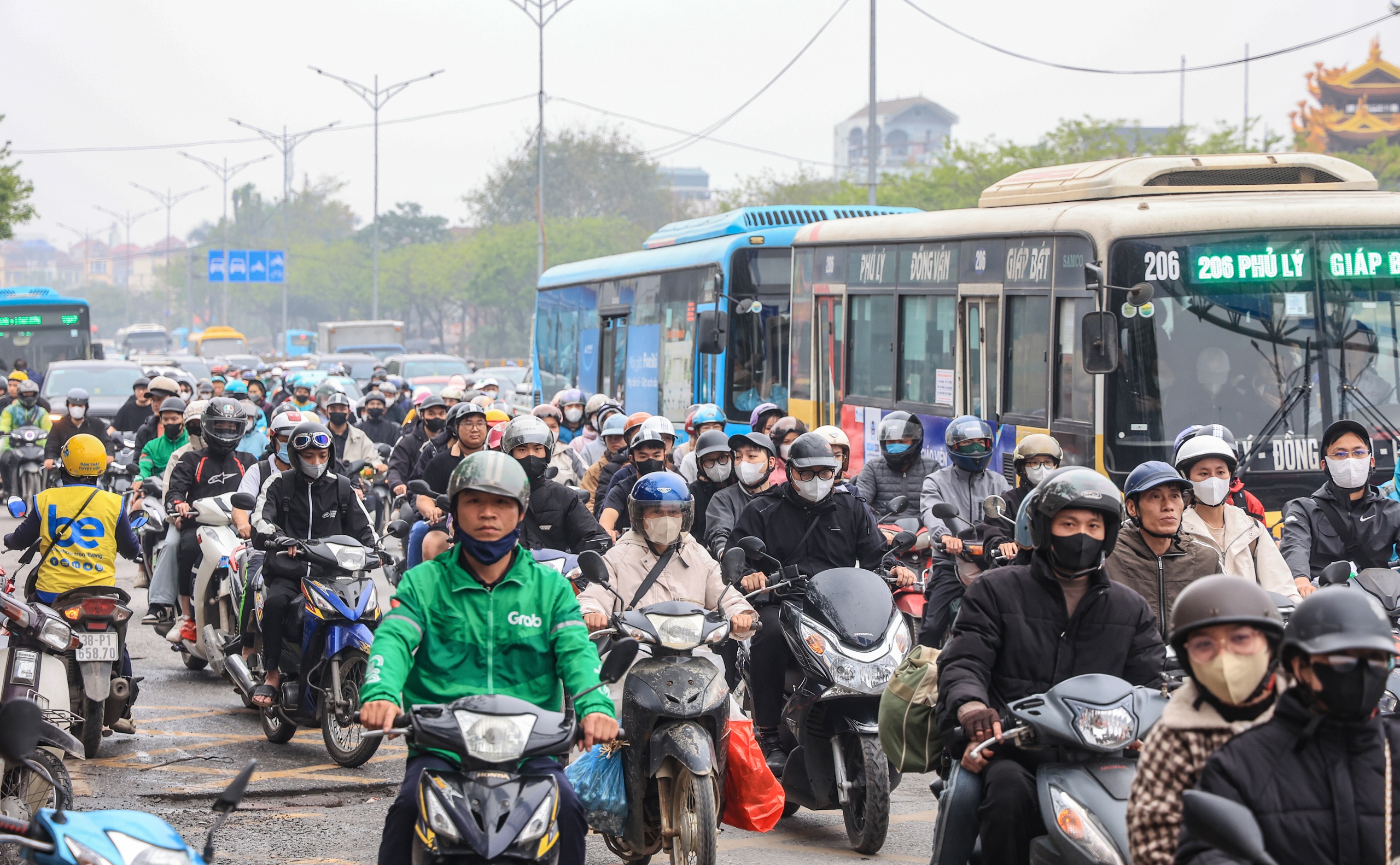 Xe cộ ken kín cửa ngõ Hà Nội ngày cuối nghỉ lễ Giỗ Tổ Hùng Vương- Ảnh 9. Xe cộ ken kín cửa ngõ Hà Nội ngày cuối nghỉ lễ Giỗ Tổ Hùng Vương- Ảnh 9.