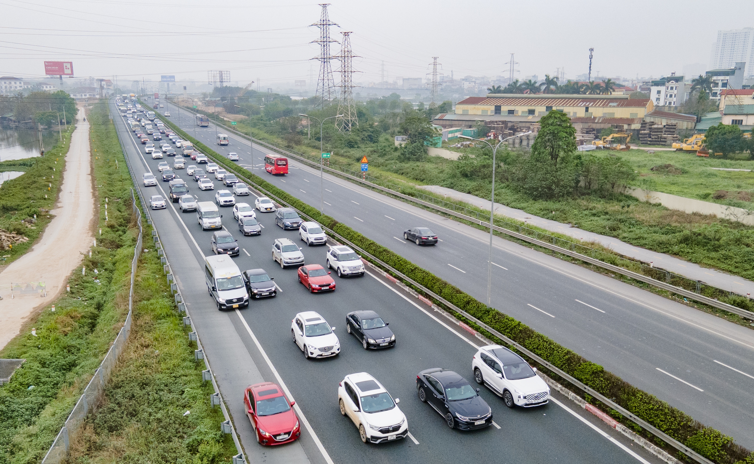 Xe cộ ken kín cửa ngõ Hà Nội ngày cuối nghỉ lễ Giỗ Tổ Hùng Vương- Ảnh 2. Xe cộ ken kín cửa ngõ Hà Nội ngày cuối nghỉ lễ Giỗ Tổ Hùng Vương- Ảnh 2.