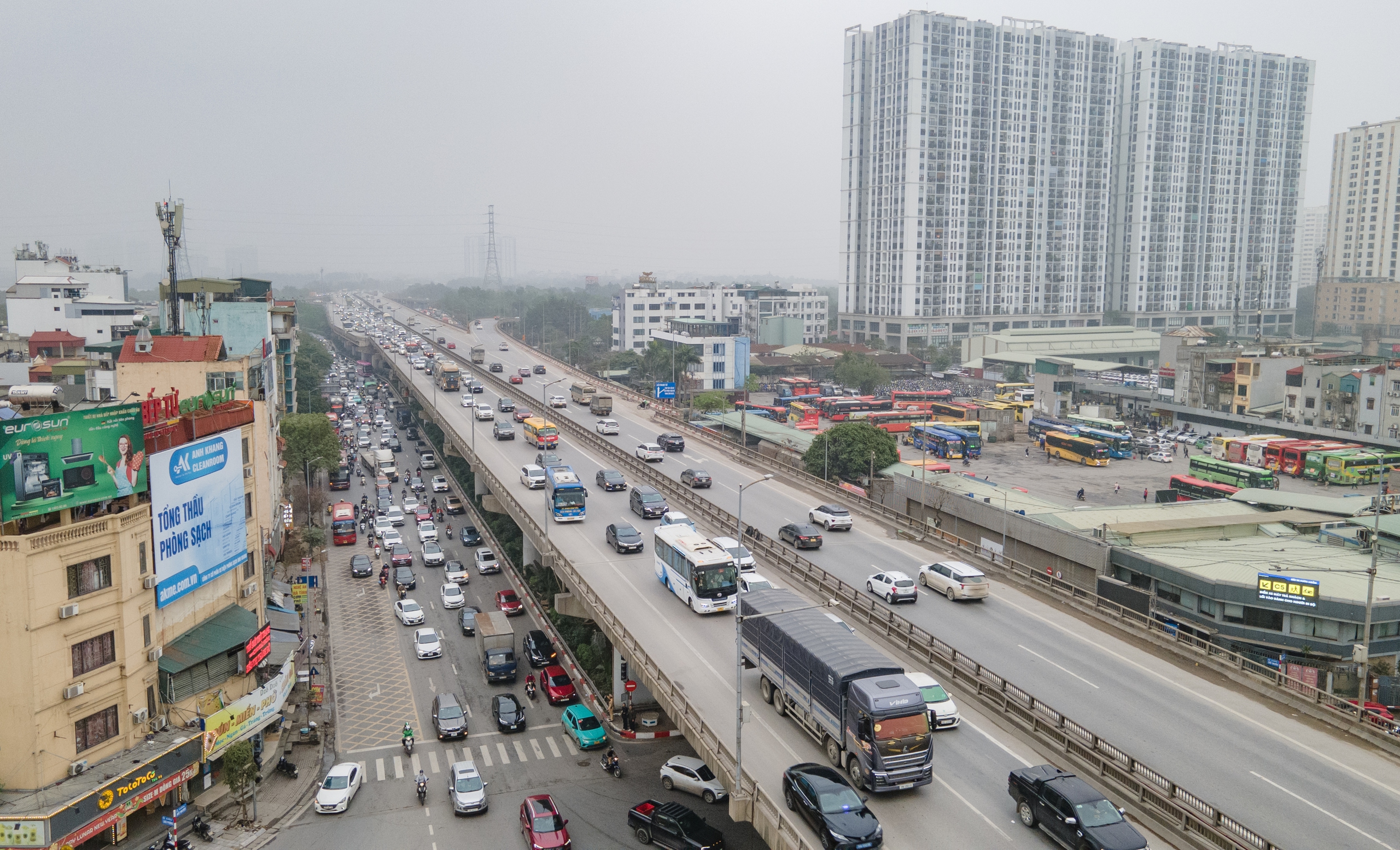 Xe cộ ken kín cửa ngõ Hà Nội ngày cuối nghỉ lễ Giỗ Tổ Hùng Vương- Ảnh 7. Xe cộ ken kín cửa ngõ Hà Nội ngày cuối nghỉ lễ Giỗ Tổ Hùng Vương- Ảnh 7.