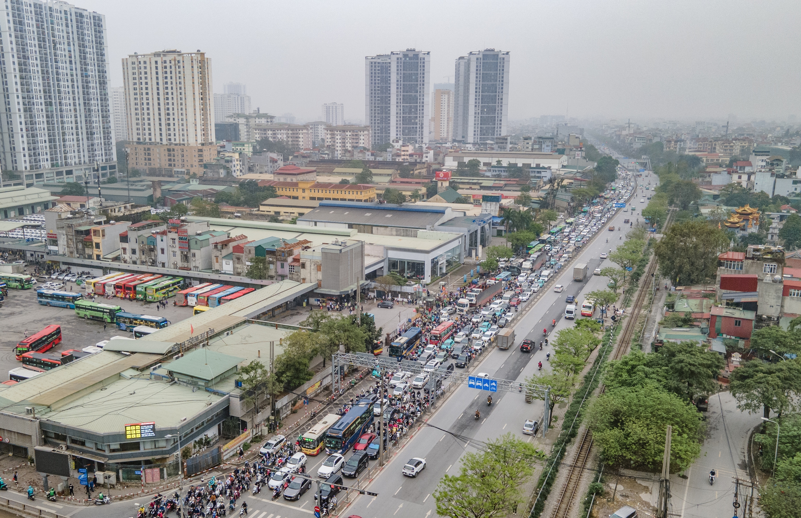 Xe cộ ken kín cửa ngõ Hà Nội ngày cuối nghỉ lễ Giỗ Tổ Hùng Vương- Ảnh 8. Xe cộ ken kín cửa ngõ Hà Nội ngày cuối nghỉ lễ Giỗ Tổ Hùng Vương- Ảnh 8.