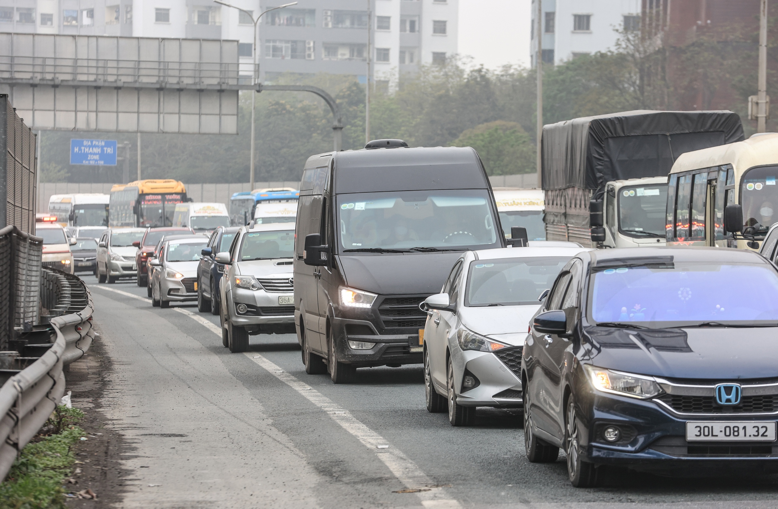 Xe cộ ken kín cửa ngõ Hà Nội ngày cuối nghỉ lễ Giỗ Tổ Hùng Vương- Ảnh 4. Xe cộ ken kín cửa ngõ Hà Nội ngày cuối nghỉ lễ Giỗ Tổ Hùng Vương- Ảnh 4.