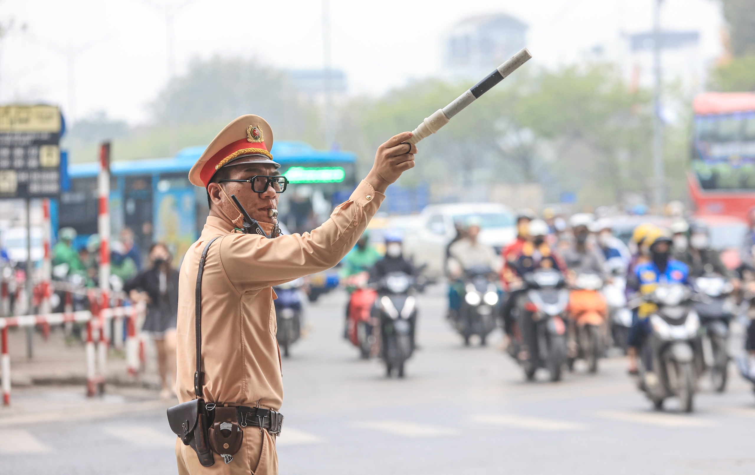 Xe cộ ken kín cửa ngõ Hà Nội ngày cuối nghỉ lễ Giỗ Tổ Hùng Vương- Ảnh 12. Xe cộ ken kín cửa ngõ Hà Nội ngày cuối nghỉ lễ Giỗ Tổ Hùng Vương- Ảnh 12.