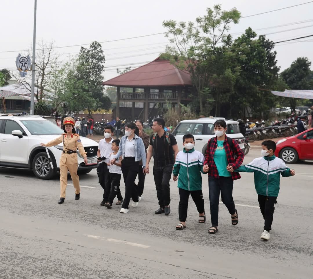 Những h&igrave;nh ảnh đẹp của CSGT tại lễ hội Đền H&ugrave;ng- Ảnh 2.