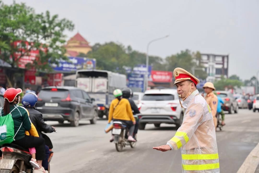 Những h&igrave;nh ảnh đẹp của CSGT tại lễ hội Đền H&ugrave;ng- Ảnh 1.