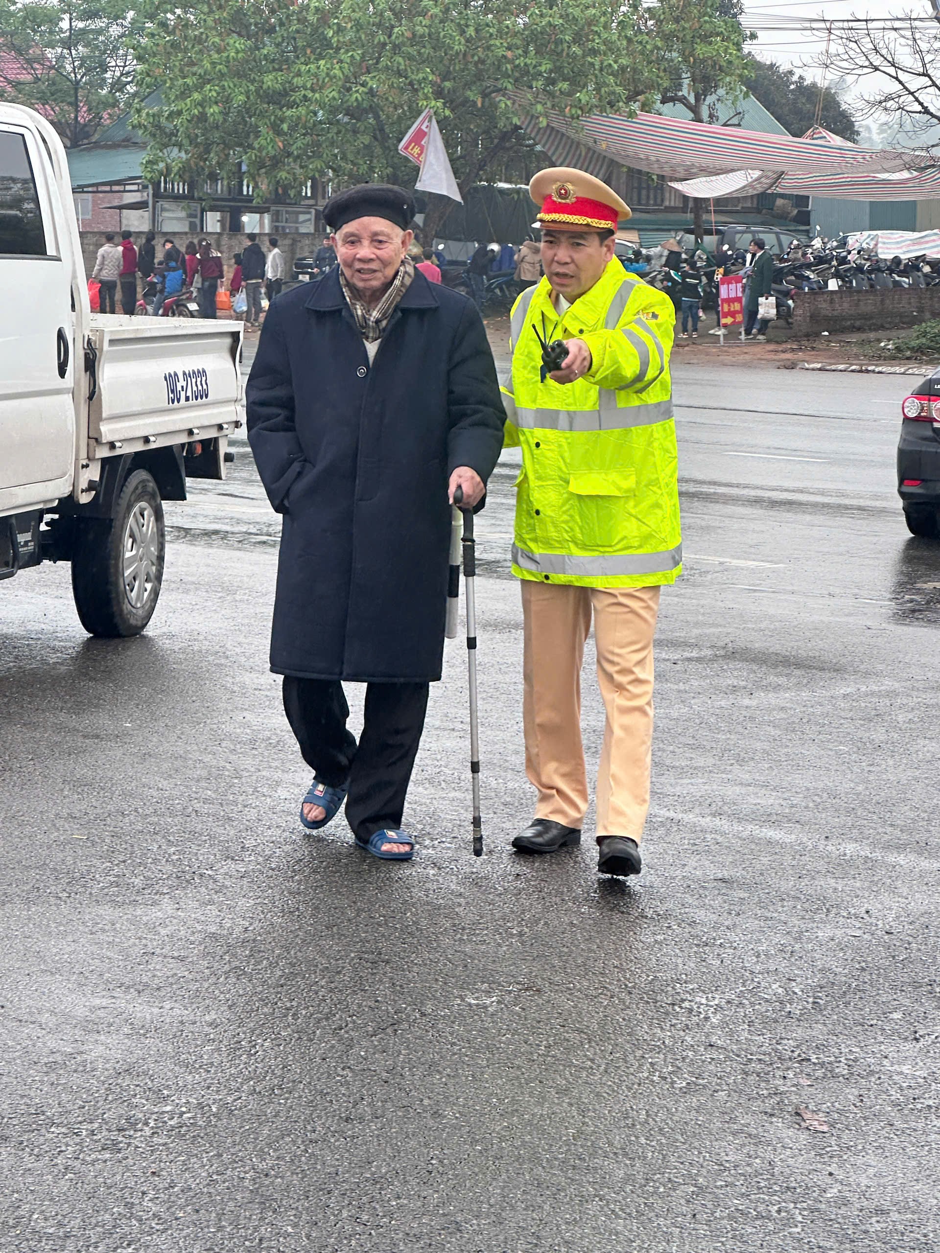 Những h&igrave;nh ảnh đẹp của CSGT tại lễ hội Đền H&ugrave;ng- Ảnh 3.