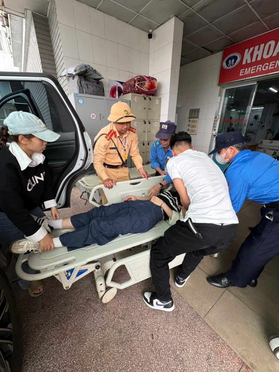 Những h&igrave;nh ảnh đẹp của CSGT tại lễ hội Đền H&ugrave;ng- Ảnh 6.