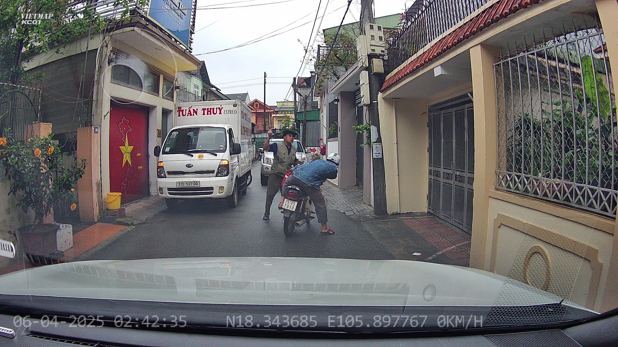 Triệu tập t&agrave;i xế &ocirc; t&ocirc; d&ugrave;ng gậy tấn c&ocirc;ng người đi xe m&aacute;y- Ảnh 2.