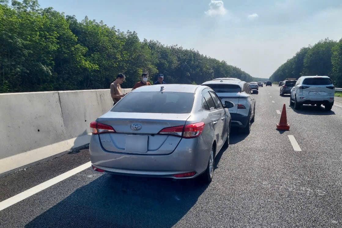 Tai nạn li&ecirc;n ho&agrave;n 6 &ocirc; t&ocirc; tr&ecirc;n cao tốc Phan Thiết - Dầu Gi&acirc;y, &ugrave;n tắc 7km- Ảnh 1.