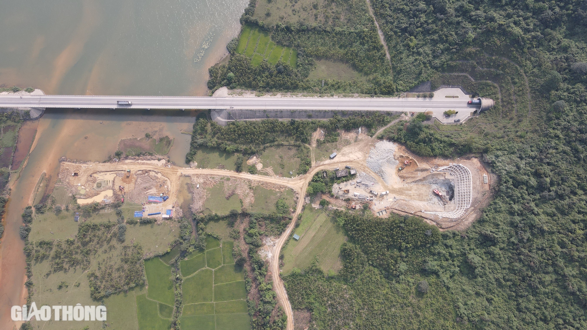 Thi c&ocirc;ng xuy&ecirc;n lễ tr&ecirc;n c&aacute;c dự &aacute;n chia tải cho quốc lộ 1A qua Quảng B&igrave;nh- Ảnh 10.