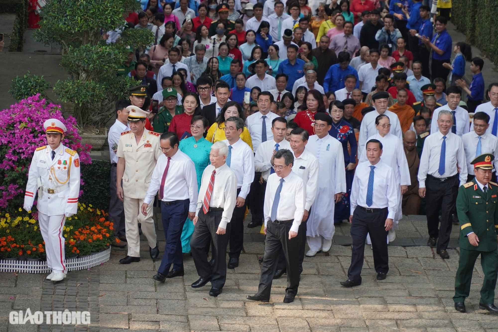 TP.HCM rợp cờ hoa, rộn r&agrave;ng hoạt động tưởng nhớ Vua H&ugrave;ng- Ảnh 1.