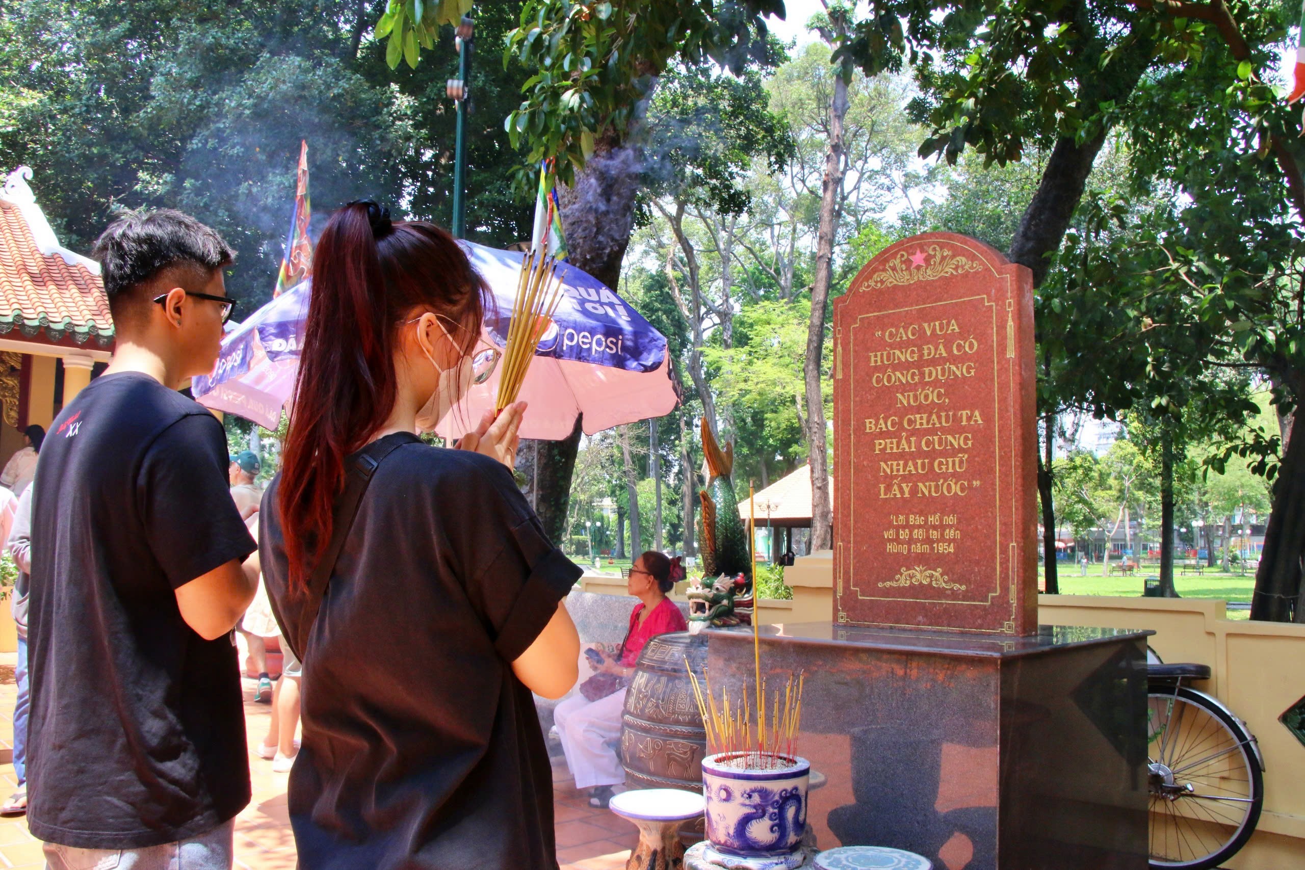 TP.HCM rợp cờ hoa, rộn r&agrave;ng hoạt động tưởng nhớ Vua H&ugrave;ng- Ảnh 4.