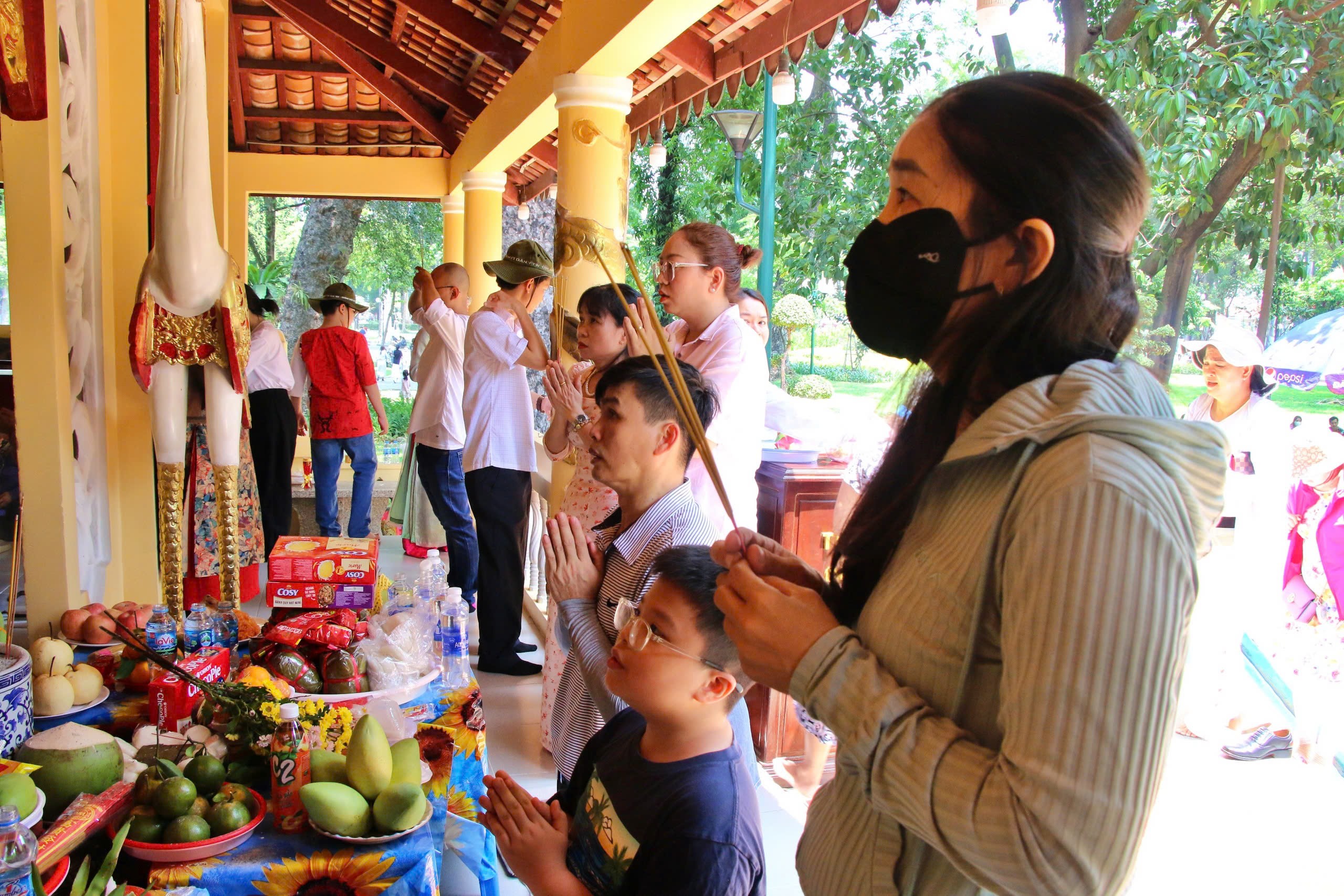 TP.HCM rợp cờ hoa, rộn r&agrave;ng hoạt động tưởng nhớ Vua H&ugrave;ng- Ảnh 6.