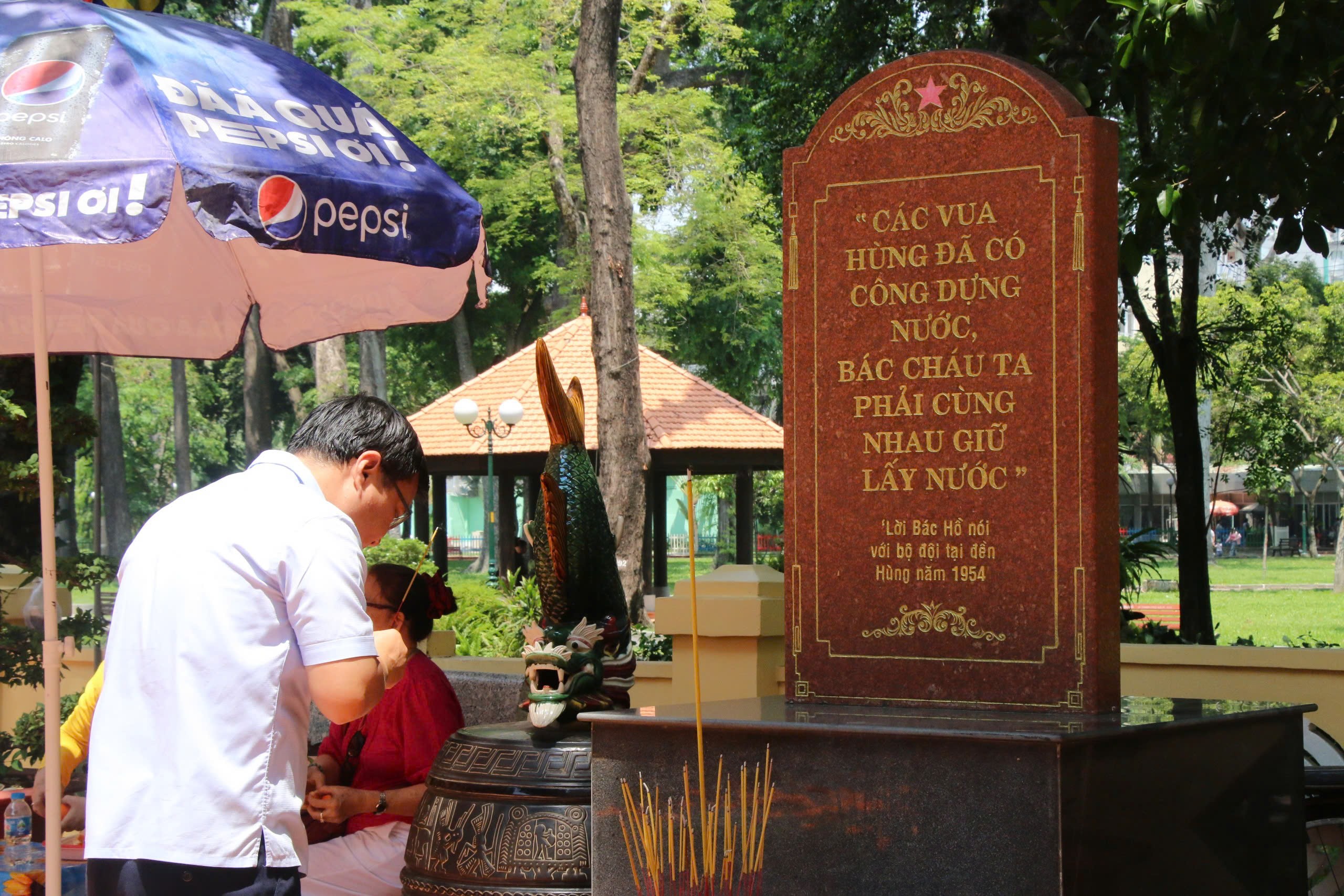 TP.HCM rợp cờ hoa, rộn r&agrave;ng hoạt động tưởng nhớ Vua H&ugrave;ng- Ảnh 5.