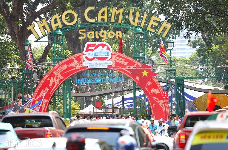 TP.HCM rợp cờ hoa, rộn r&agrave;ng hoạt động tưởng nhớ Vua H&ugrave;ng- Ảnh 18.