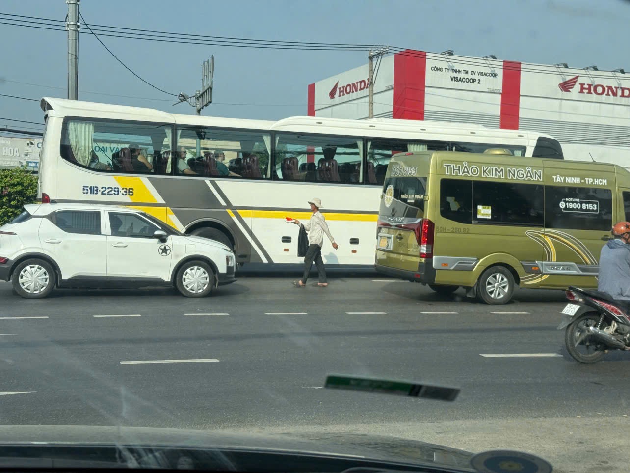 TP.HCM: Nhiều người bị xử phạt v&igrave; qua đường sai quy định- Ảnh 1.