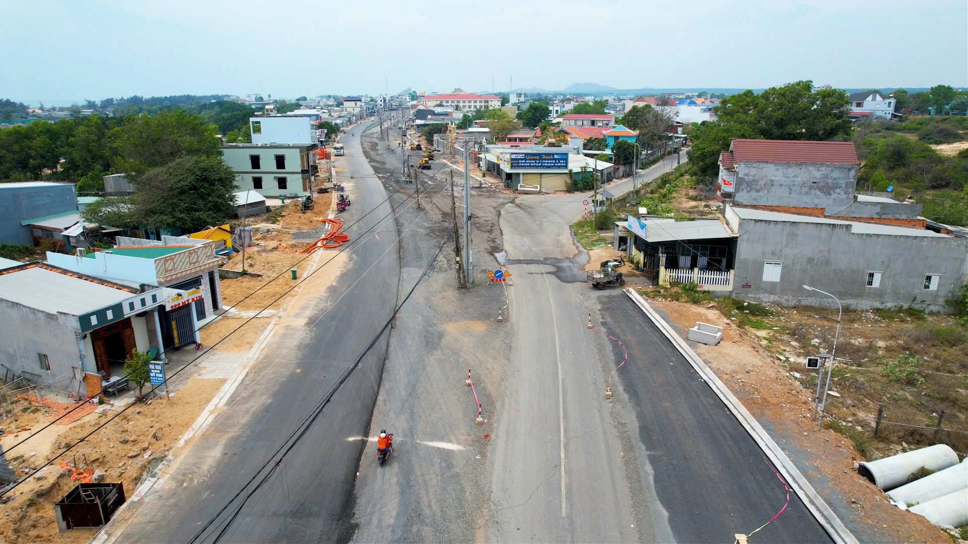Trụ điện chưa kịp di dời ảnh hưởng tiến độ đường ven biển Vũng T&agrave;u - B&igrave;nh Thuận- Ảnh 1.