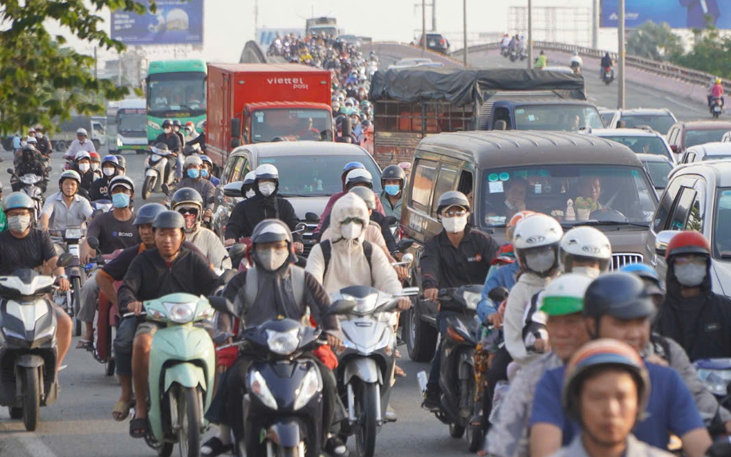 Người d&acirc;n &ugrave;n &ugrave;n trở lại TP.HCM sau lễ Giỗ Tổ, cửa ng&otilde; &ugrave;n ứ k&eacute;o d&agrave;i