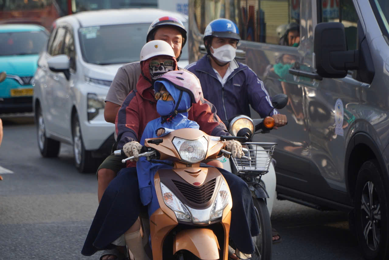 Người d&acirc;n &ugrave;n &ugrave;n trở lại TP.HCM sau lễ Giỗ Tổ, cửa ng&otilde; &ugrave;n ứ k&eacute;o d&agrave;i- Ảnh 2.