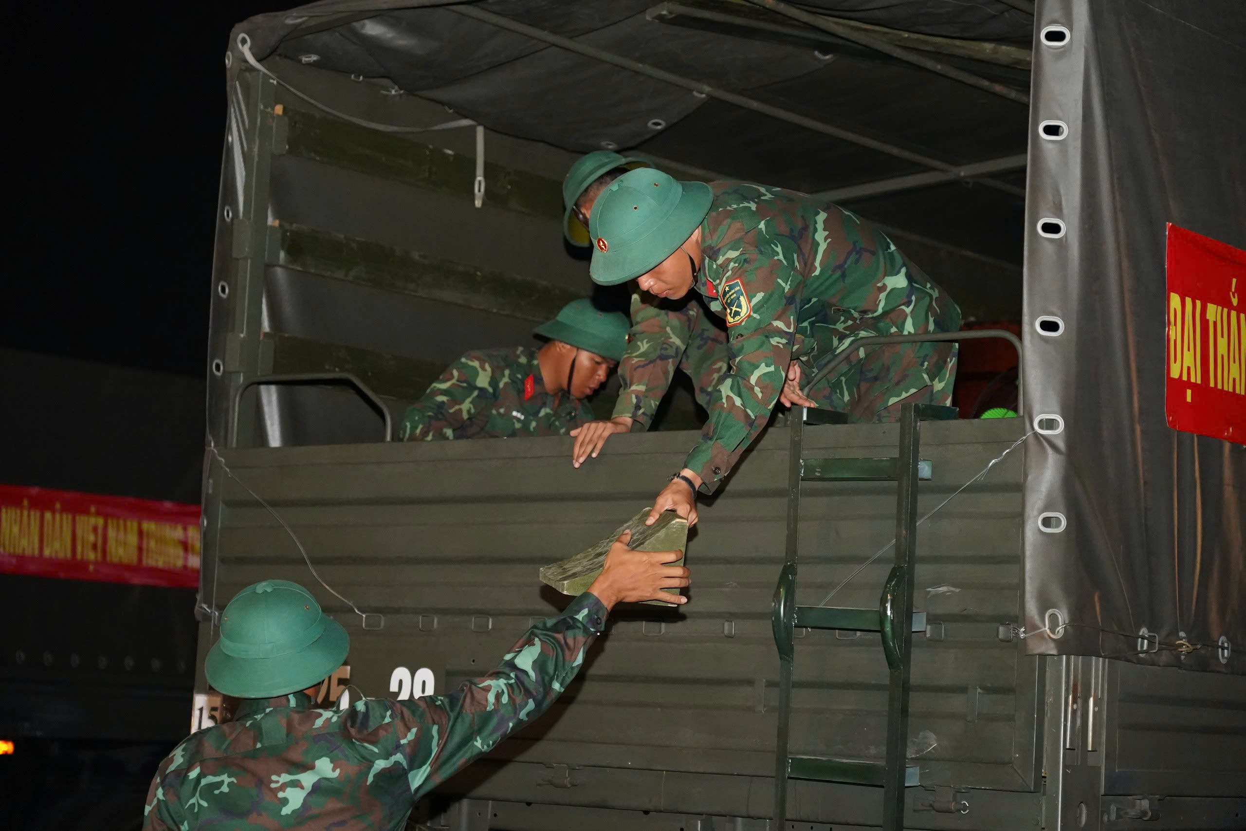 Xuy&ecirc;n đ&ecirc;m vận chuyển 15 khẩu đại b&aacute;c về trung t&acirc;m TP.HCM, sẵn s&agrave;ng cho đại lễ 30/4- Ảnh 13.