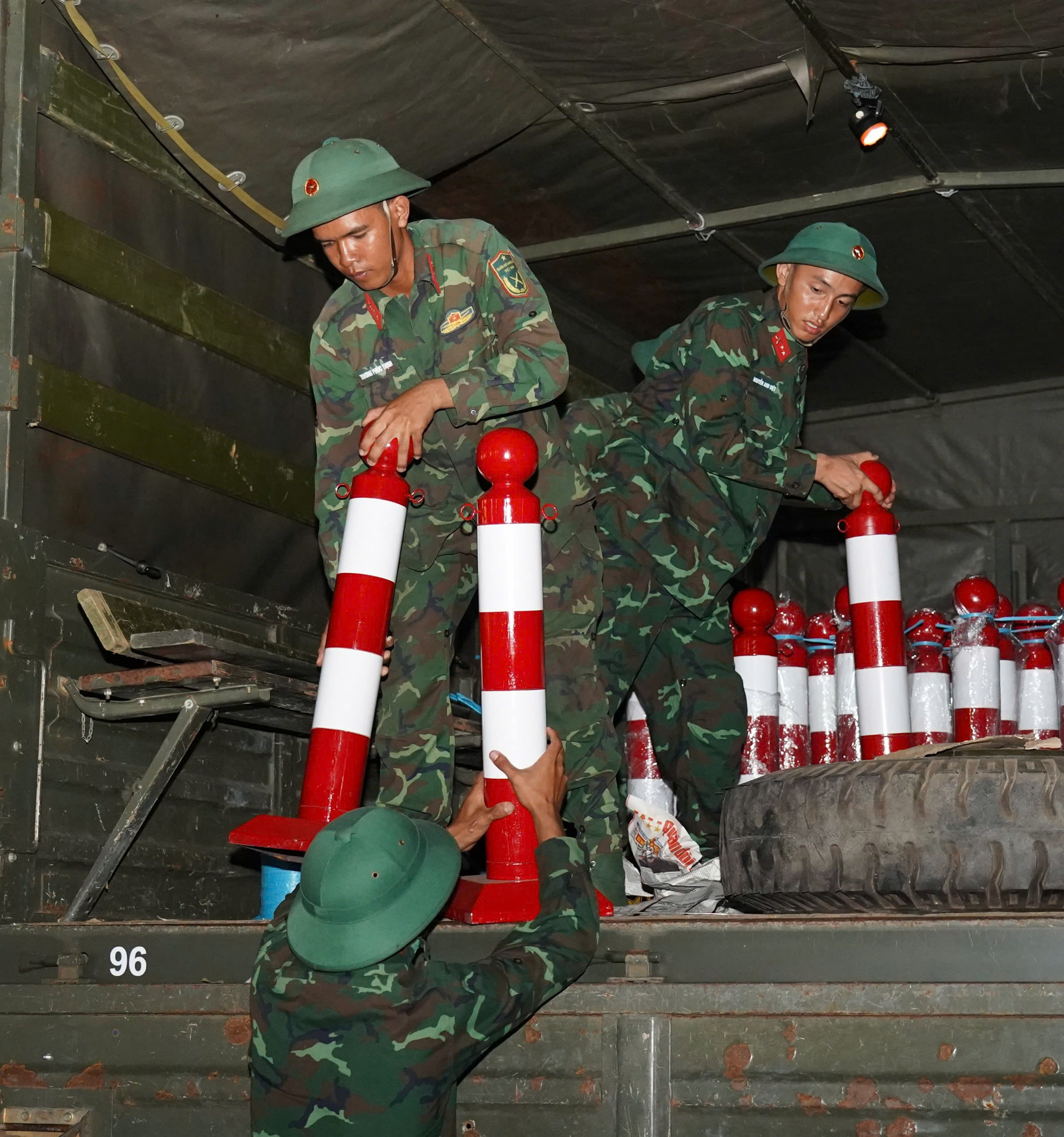 Xuy&ecirc;n đ&ecirc;m vận chuyển 15 khẩu đại b&aacute;c về trung t&acirc;m TP.HCM, sẵn s&agrave;ng cho đại lễ 30/4- Ảnh 11.