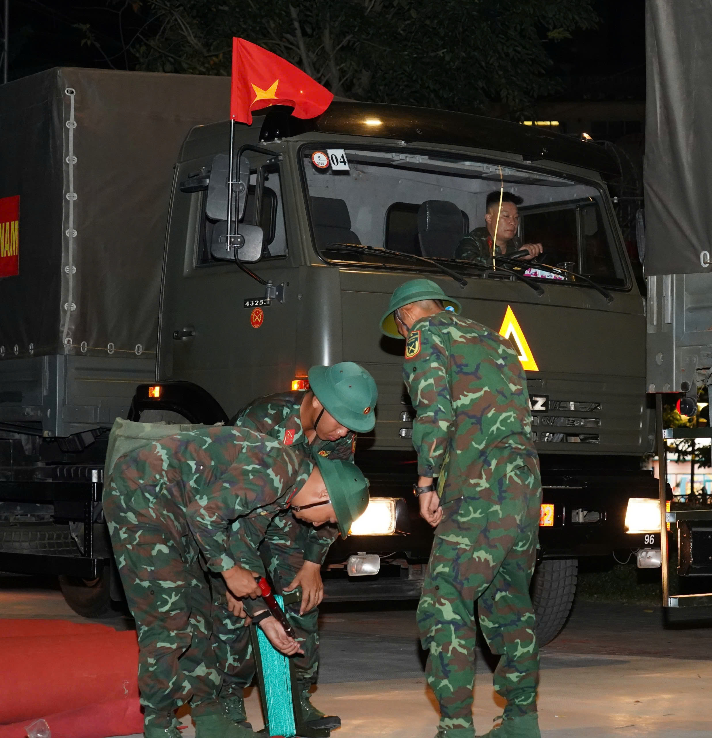 Xuy&ecirc;n đ&ecirc;m vận chuyển 15 khẩu đại b&aacute;c về trung t&acirc;m TP.HCM, sẵn s&agrave;ng cho đại lễ 30/4- Ảnh 12.