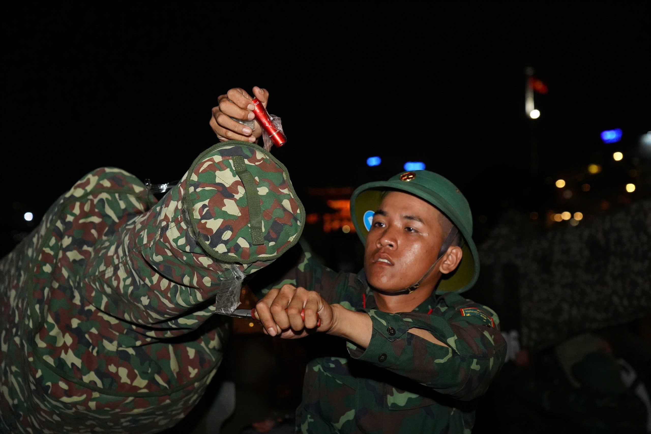 Xuy&ecirc;n đ&ecirc;m vận chuyển 15 khẩu đại b&aacute;c về trung t&acirc;m TP.HCM, sẵn s&agrave;ng cho đại lễ 30/4- Ảnh 6.