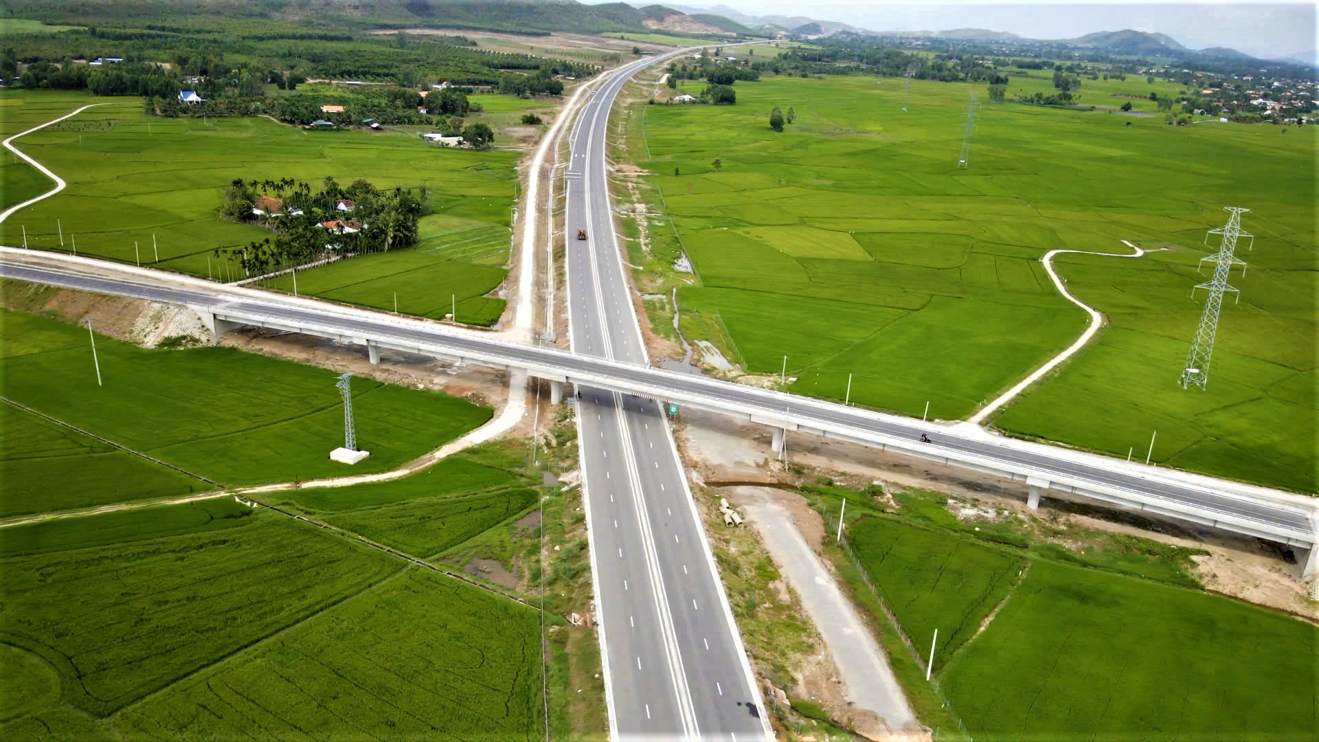 G&aacute;c nghỉ lễ Giỗ Tổ, hối hả thi c&ocirc;ng cao tốc V&acirc;n Phong - Nha Trang- Ảnh 1.