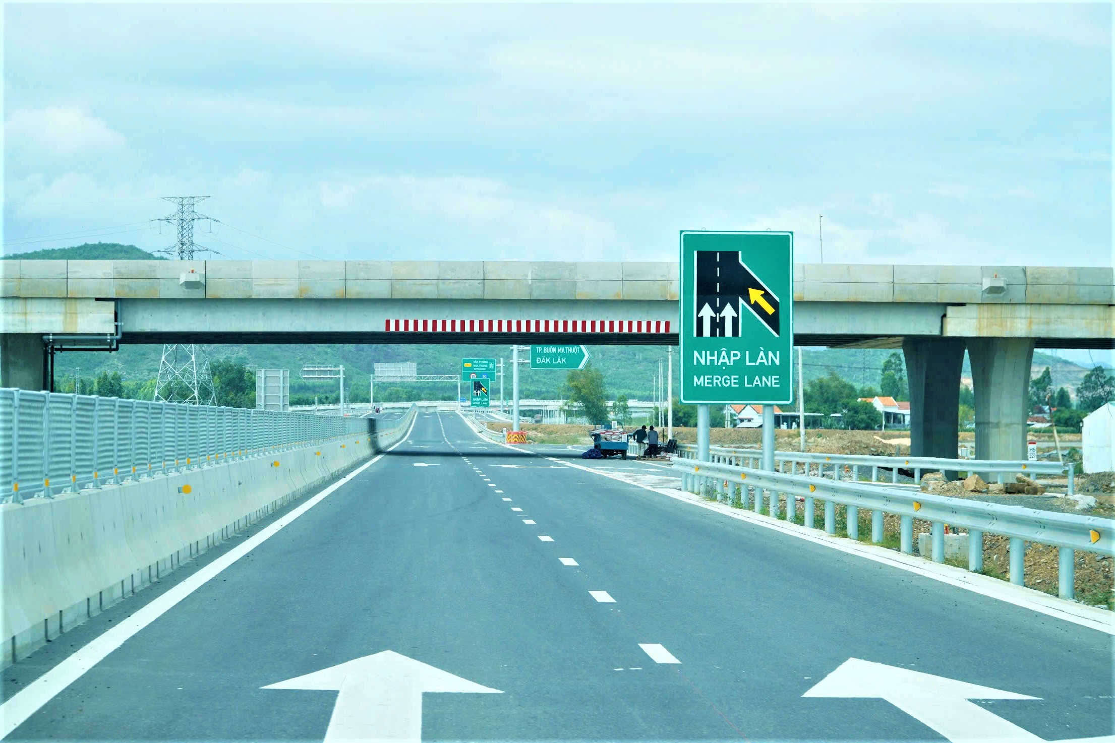 G&aacute;c nghỉ lễ Giỗ Tổ, hối hả thi c&ocirc;ng cao tốc V&acirc;n Phong - Nha Trang- Ảnh 5.